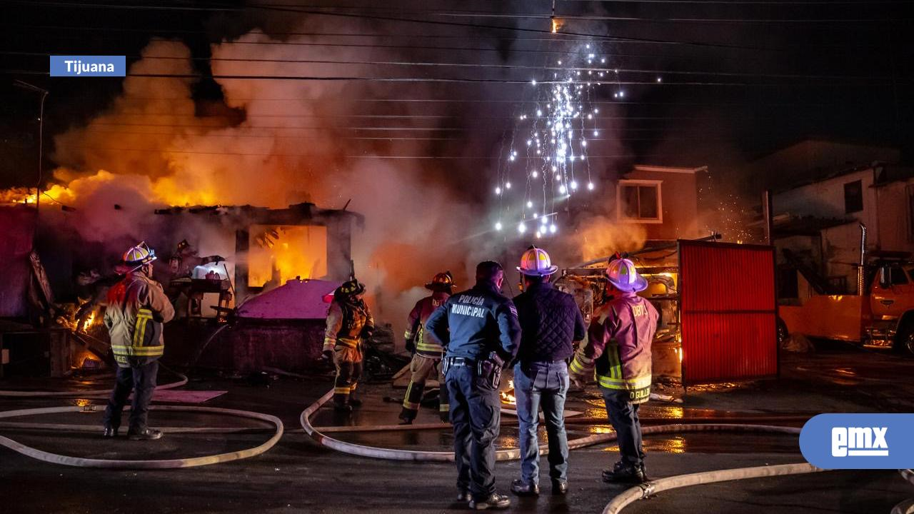 EMX-Fuerte-incendio-arrasó-con-cuarteria-de-la-colonia-Buena-Vista