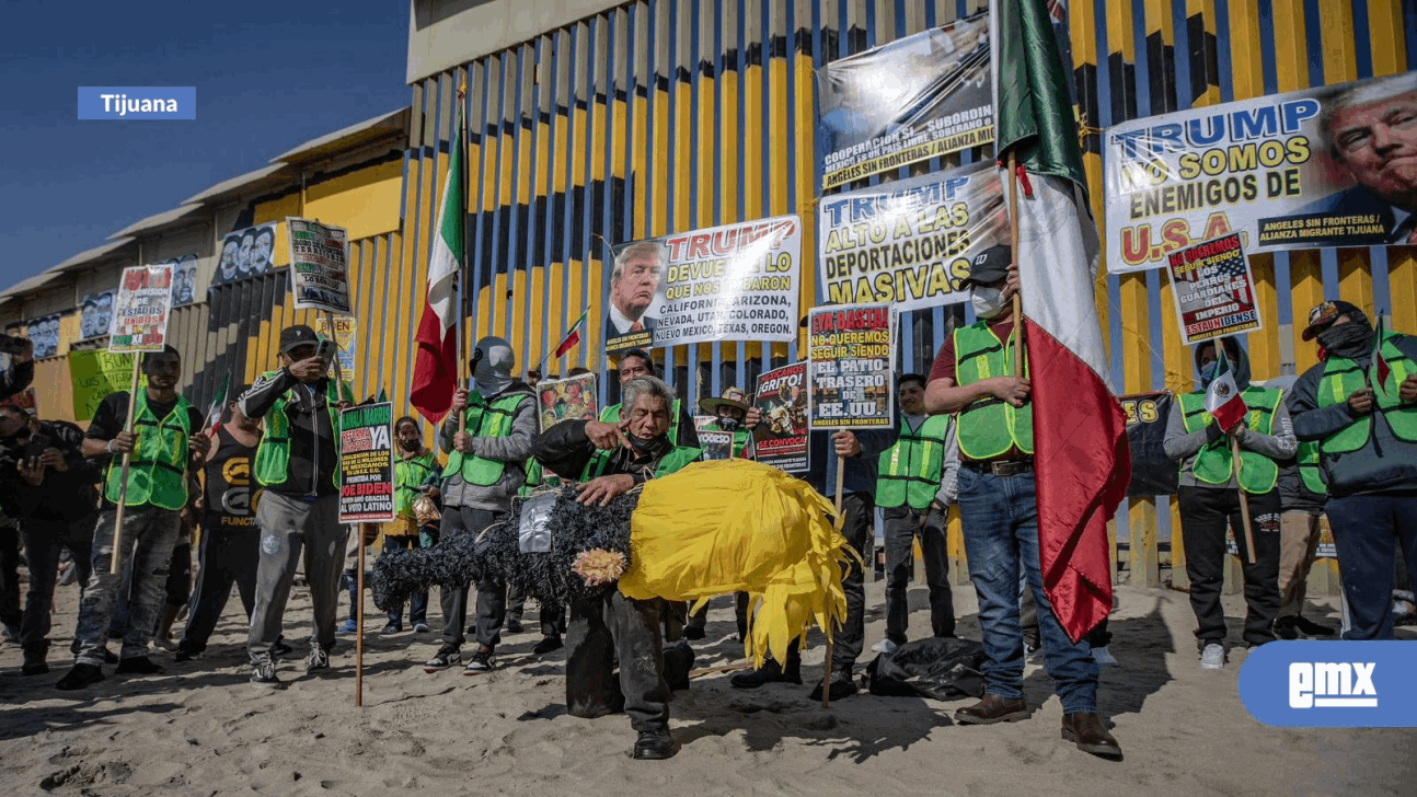 EMX-A-horas-de-la-segunda-llegada-de-Donald-Trump-a-la-presidencia-de-Estados-Unidos,-migrantes-se-manifiestan-en-el-muro-fronterizo