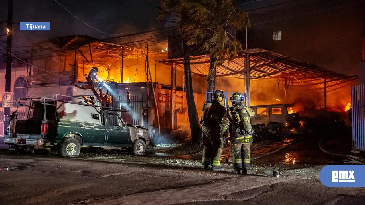 EMX-Fuerte incendio tras desperfecto en poste de luz