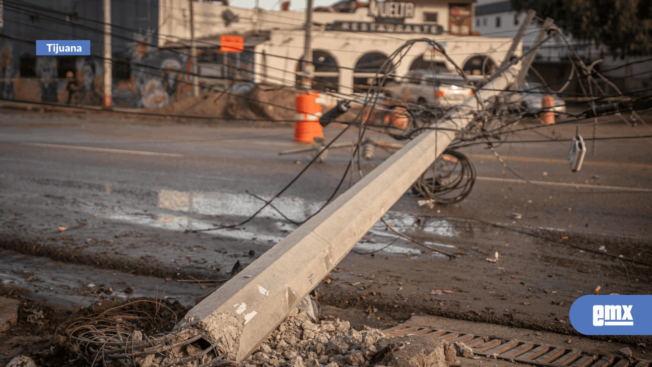 EMX-Poste-caído-provoca-cierre-de-vialidad-en-la-Zona-Centro