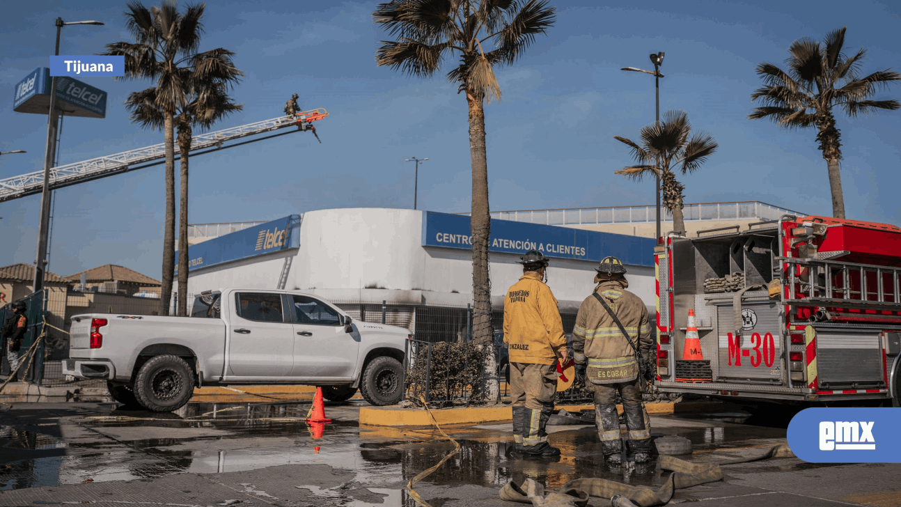 EMX-Incendio-en-tienda-de-Telcel-de-Macroplaza-deja-daños-parciales-en-el-taller