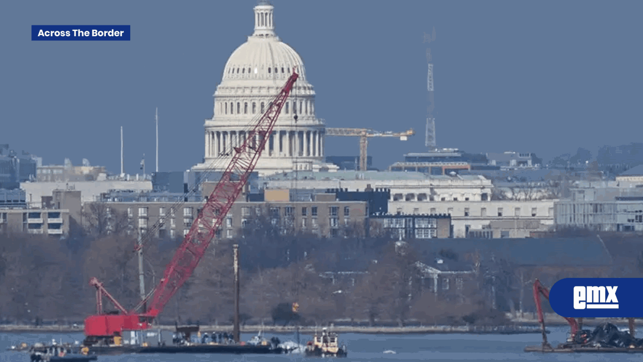 EMX-Recuperan-parte-de-fuselaje-del-avión-que-chocó-con-helicóptero-en-Washington