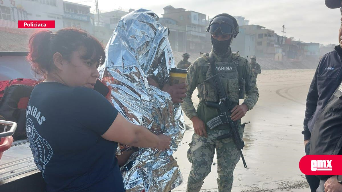 EMX-Rescatan-a-hombre-varado-en-el-mar