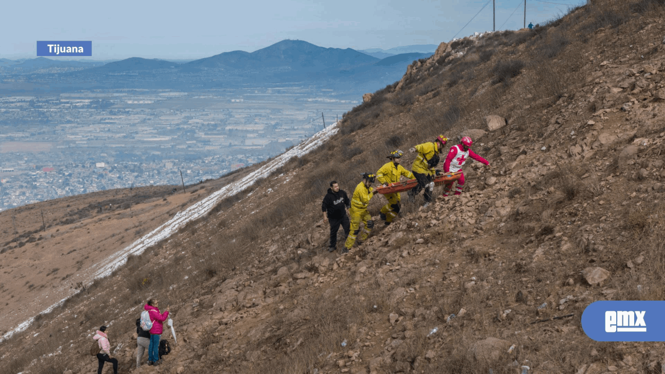 EMX-Bomberos-rescatan-a-mujer-que-prácticaba-senderismo-en-el-Cerro-Colorado