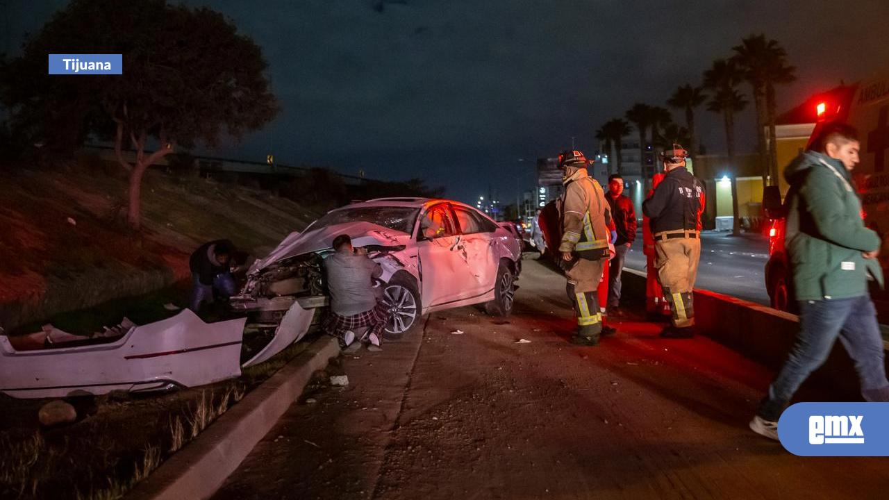 EMX-Familia-sufre-accidente-al-volcarse-sobre-la-vía-rápida-Alamar