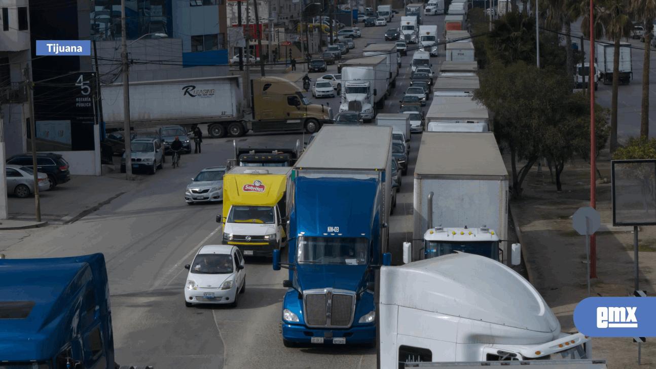 EMX-Trailers hacen largas filas para entrar a la Aduana; la espera es de hasta 6 horas