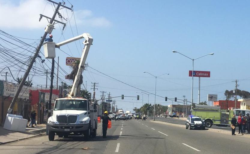 EMX-Riesgo con postes de la CFE en Rosarito