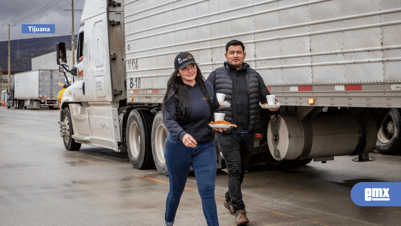 EMX-Regalan comida Transportistas varados en la línea internacional de Otay