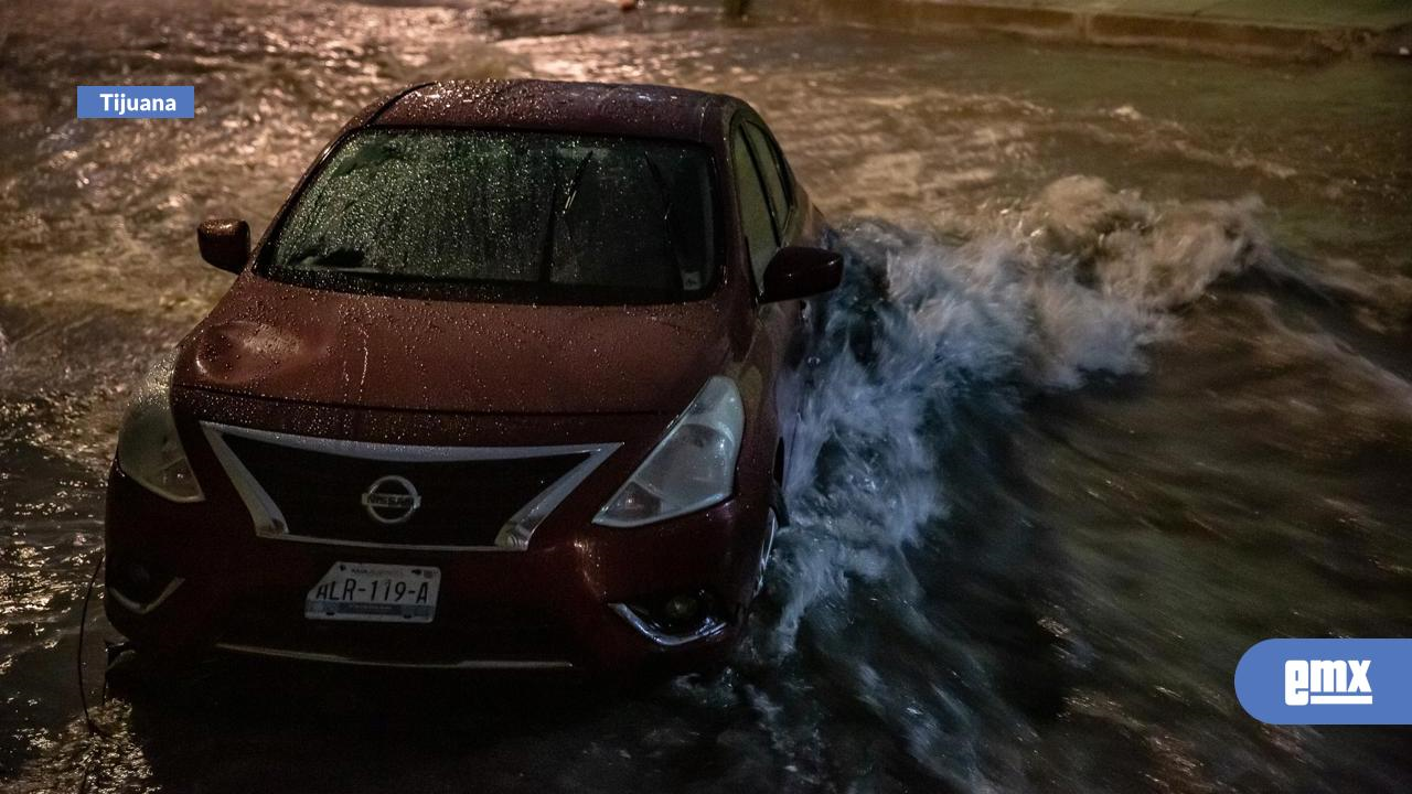 EMX-Corriente-de-agua-arrastra-a-UBER