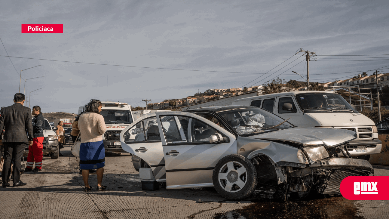 EMX-Familia-sufre-accidente-automovilista-sobre-carretera-libre-Tijuana-Rosarito