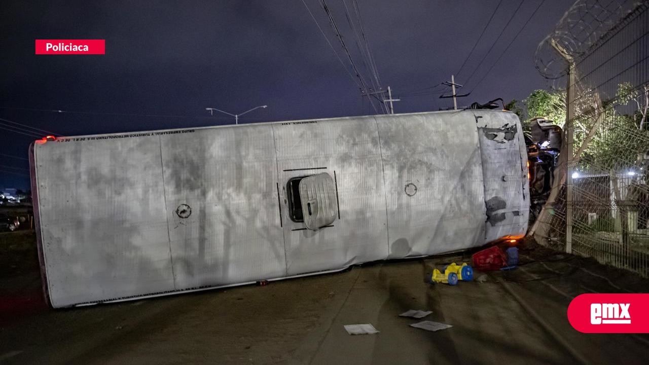 EMX-Camión-de-transporte-de-personal-termina-volcado-tras-chocar-contra-un-auto-en-carretera-libre-Tijuana-Tecate