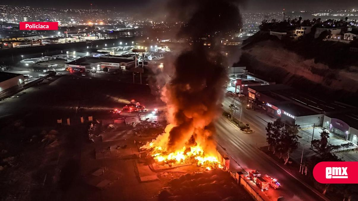 EMX-Incendio se registra en lote baldío sobre el bulevar Insurgentes