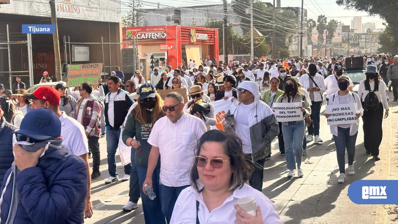 EMX-Maestros de la SNTE marchan sobre el bulevar Agua Caliente