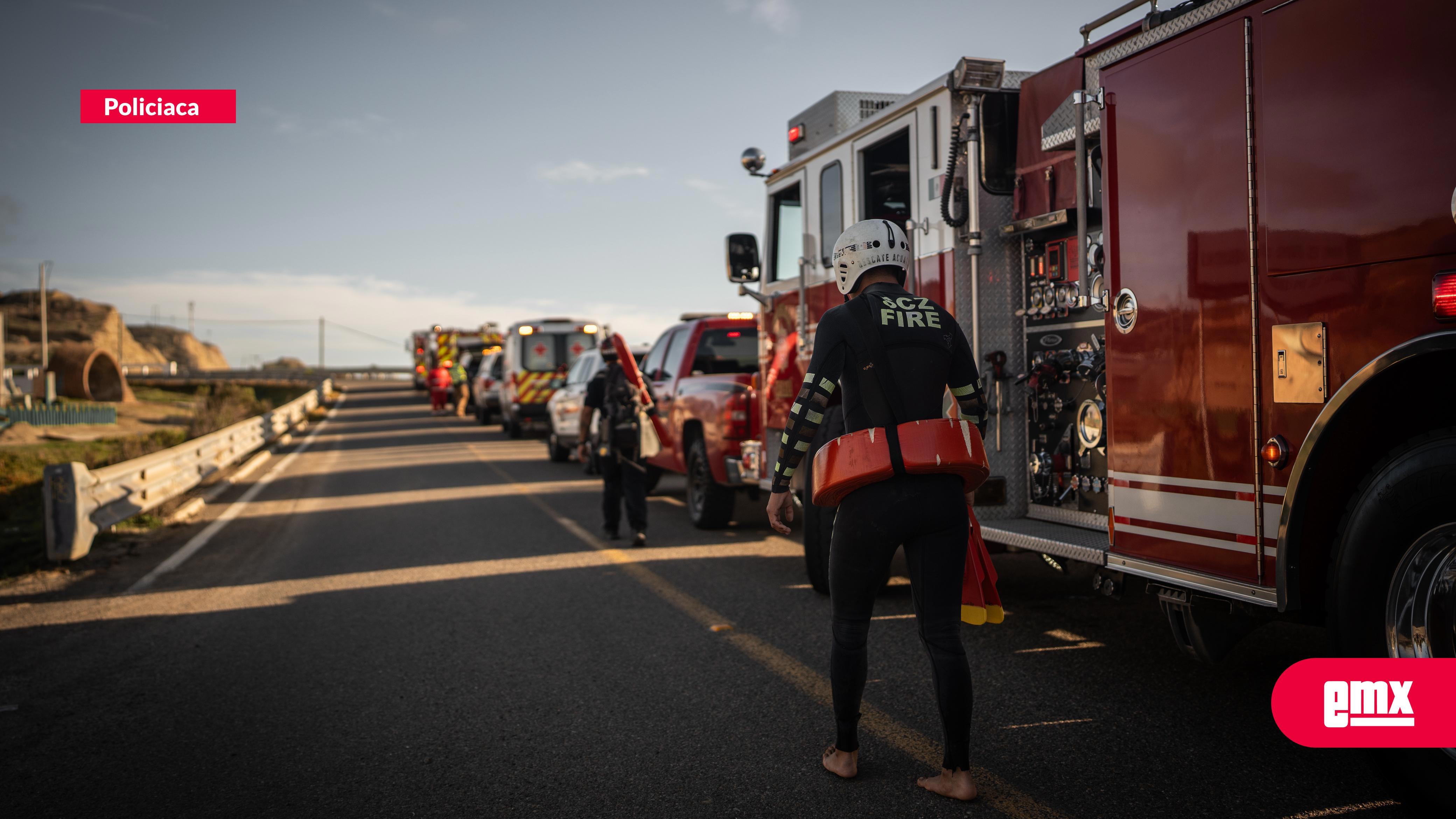 EMX-Bomberos-rescatan-de-acantilado-a-4-hombres-que-colisionaron-en-una-embarcación