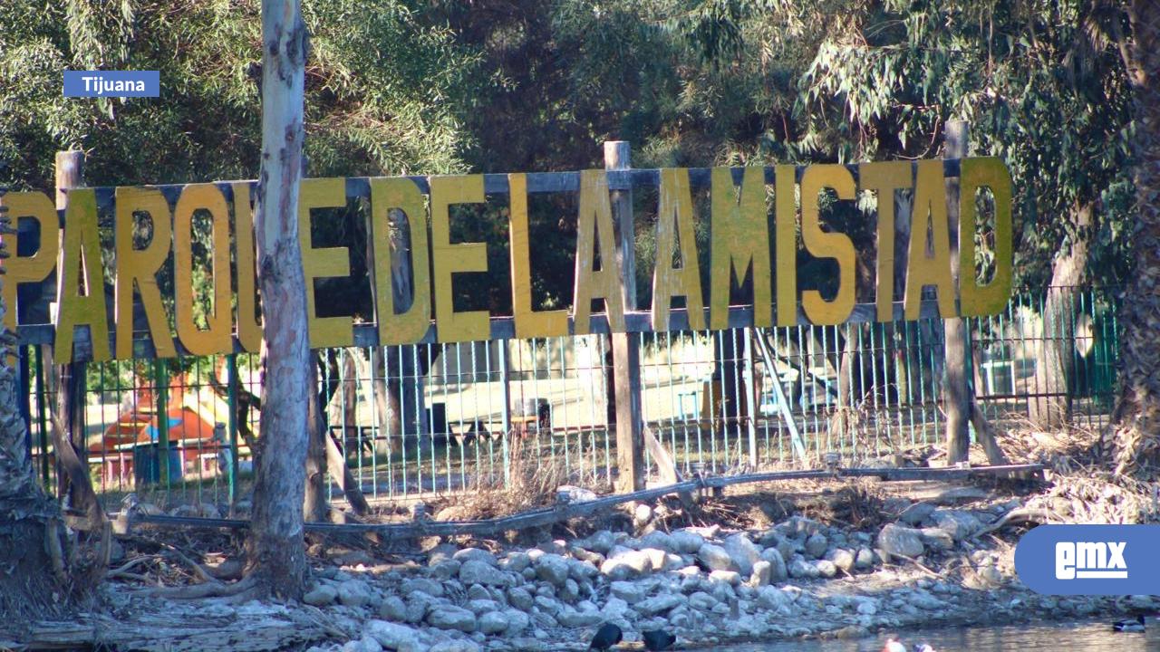 EMX-Realizan acciones de limpieza y mantenimiento en el lago del Parque de la Amistad