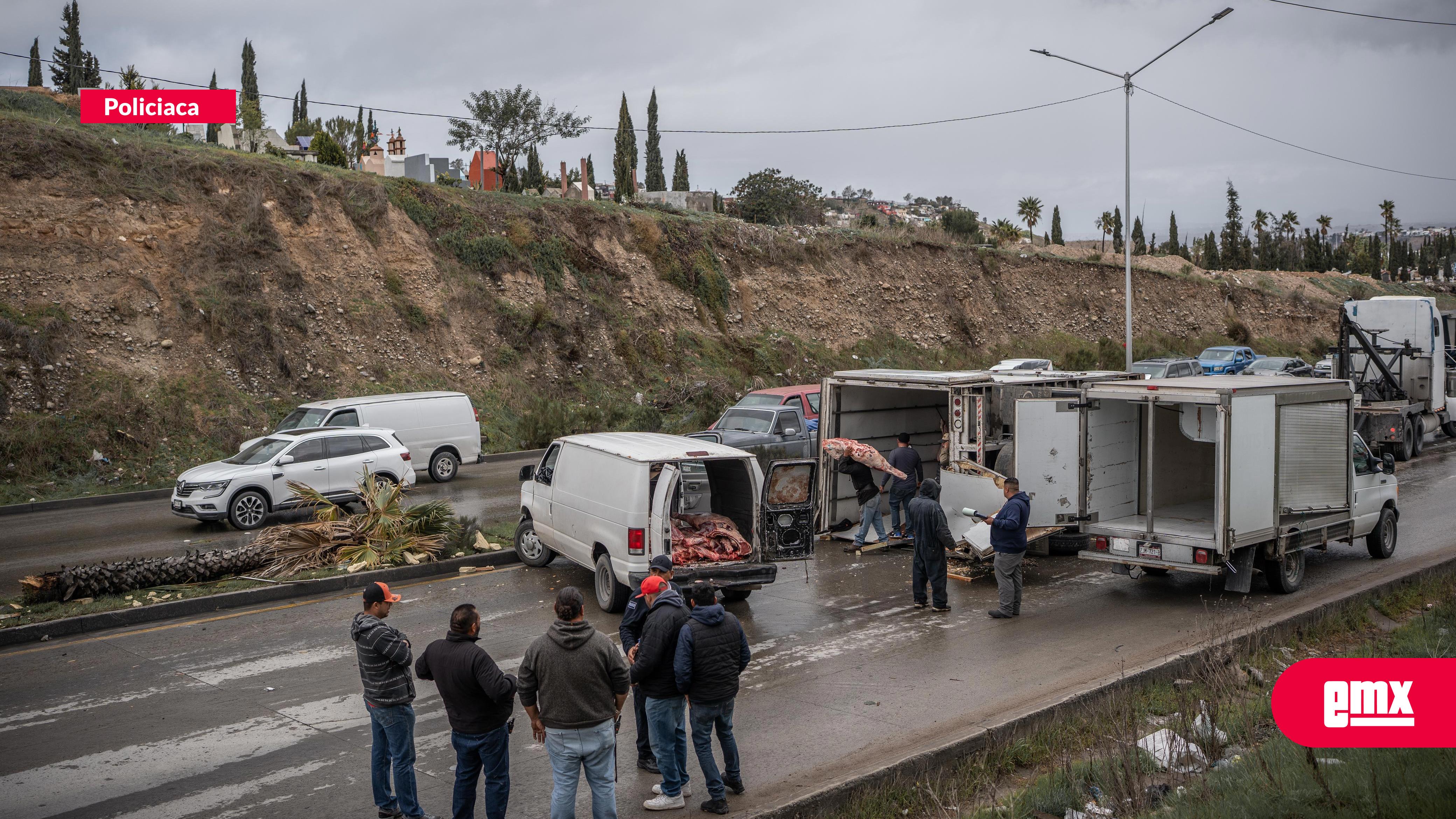 EMX-Camión-termina-volcado-sobre-el-Libramiento-Rosas-Magallón;-conductor-resulta-ileso