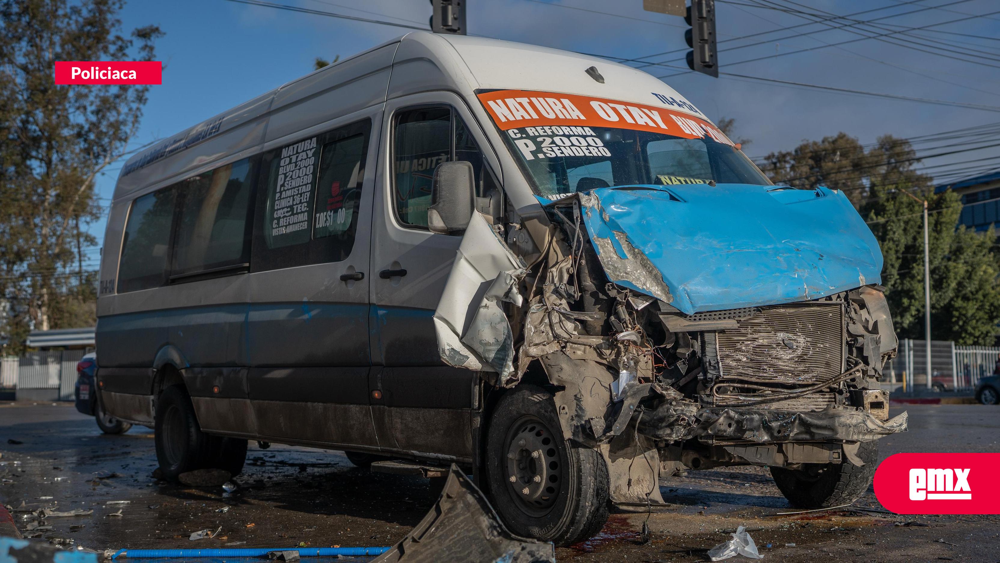 EMX-Chocan dos transportes públicos y atropellan a un hombre de 50 años en Tijuana