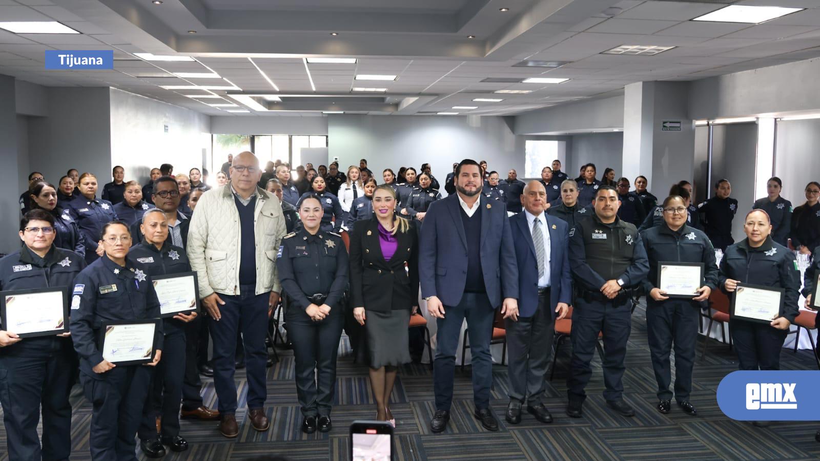 EMX-Reconoce-Ismael-Burgueño-trayectoria-y-profesionalismo-de-mujeres-policías