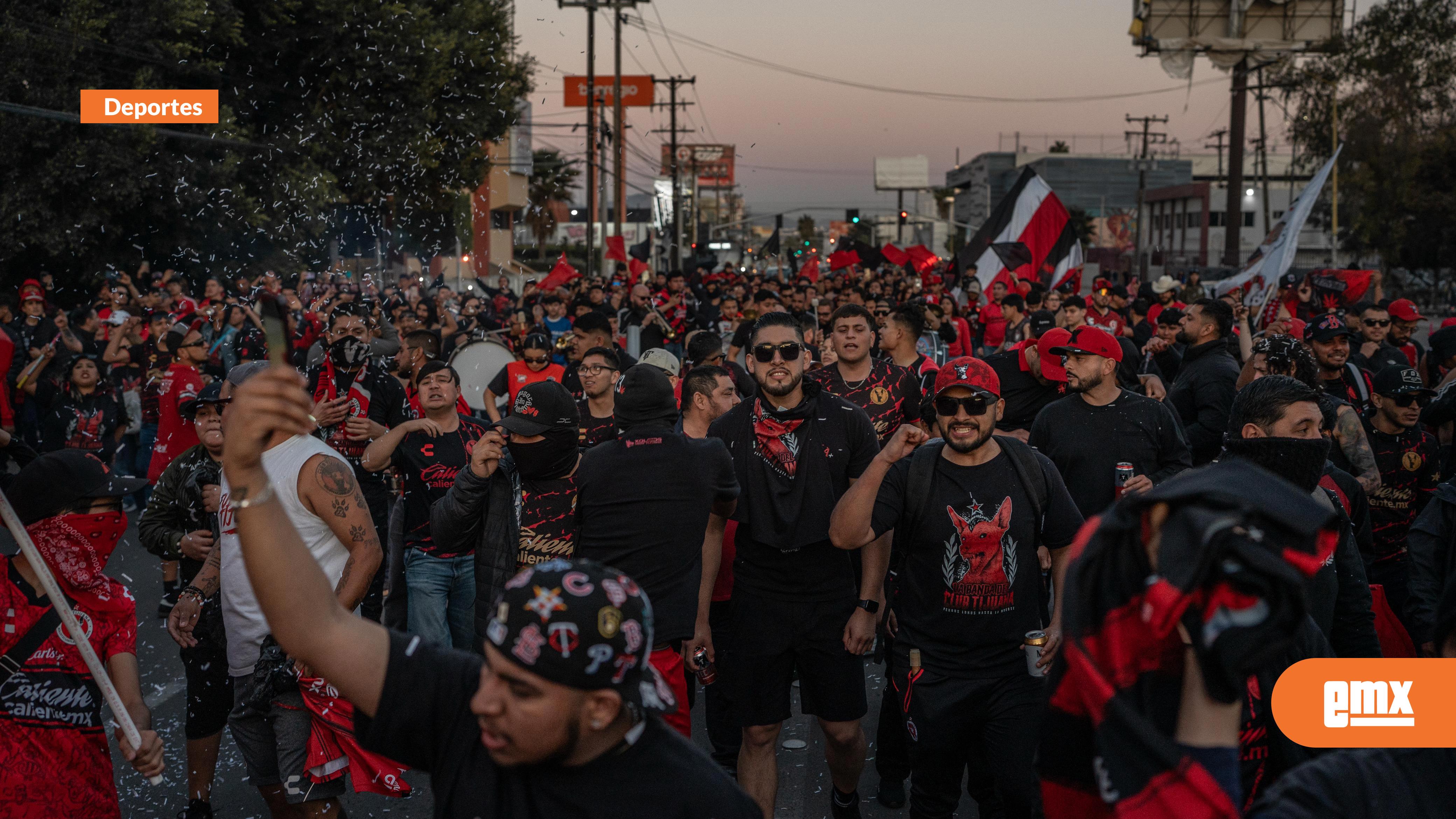 EMX-Afición-de-Xolos-realiza-Caravana