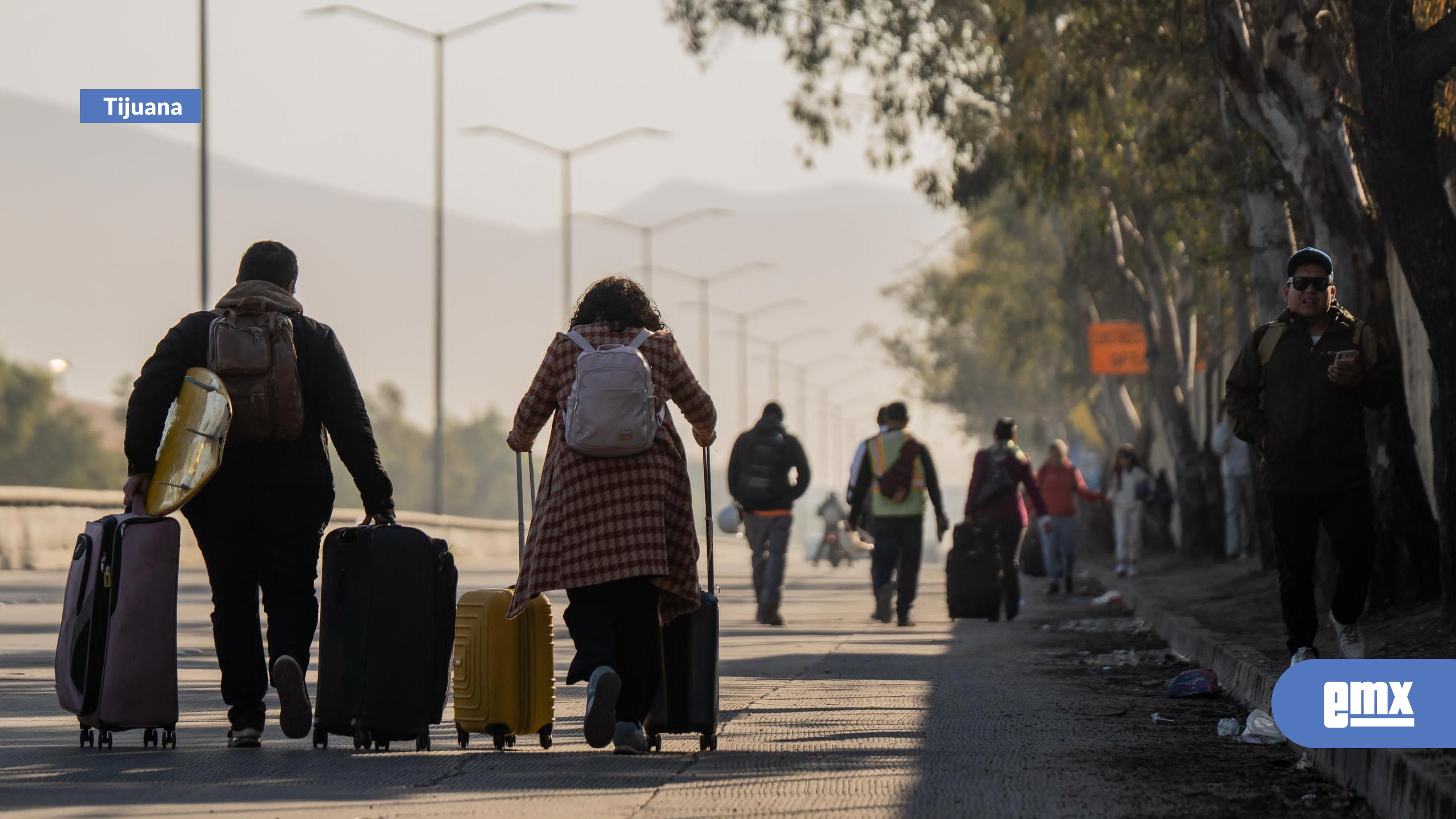 EMX-Usuarios-del-Aeropuerto-de-Tijuana-caminan-kilómetros-por-bloqueo-del-Maclovio-Rojas