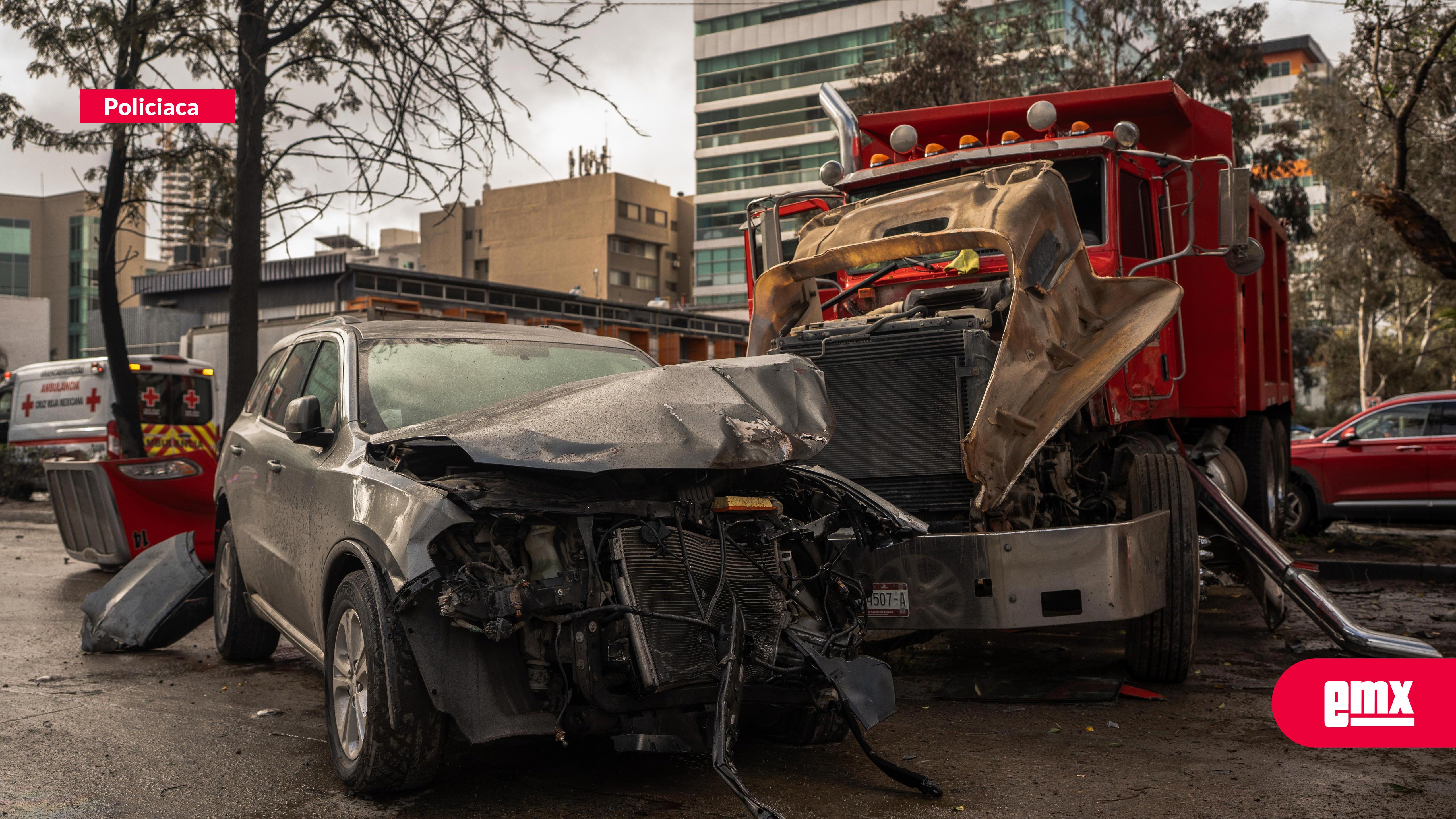 EMX-Camioneta-y-camión-de-carga-chocan-en-la-Vía-Rápida-Poniente