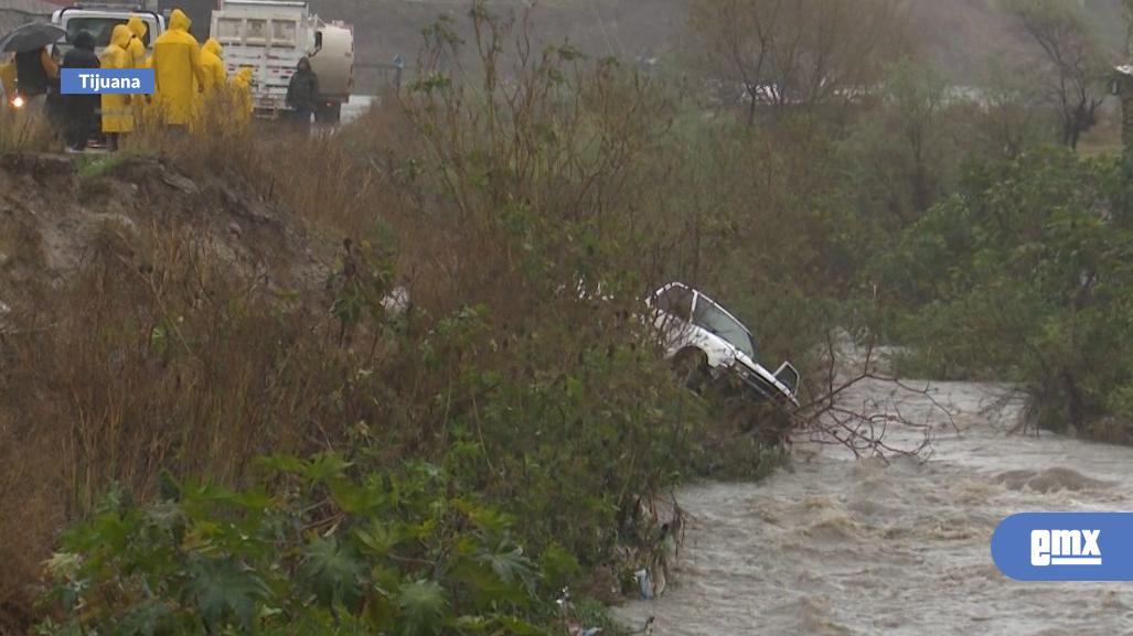 EMX-Lluvias-dejan-estragos-en-distintas-vialidades-de-Tijuana