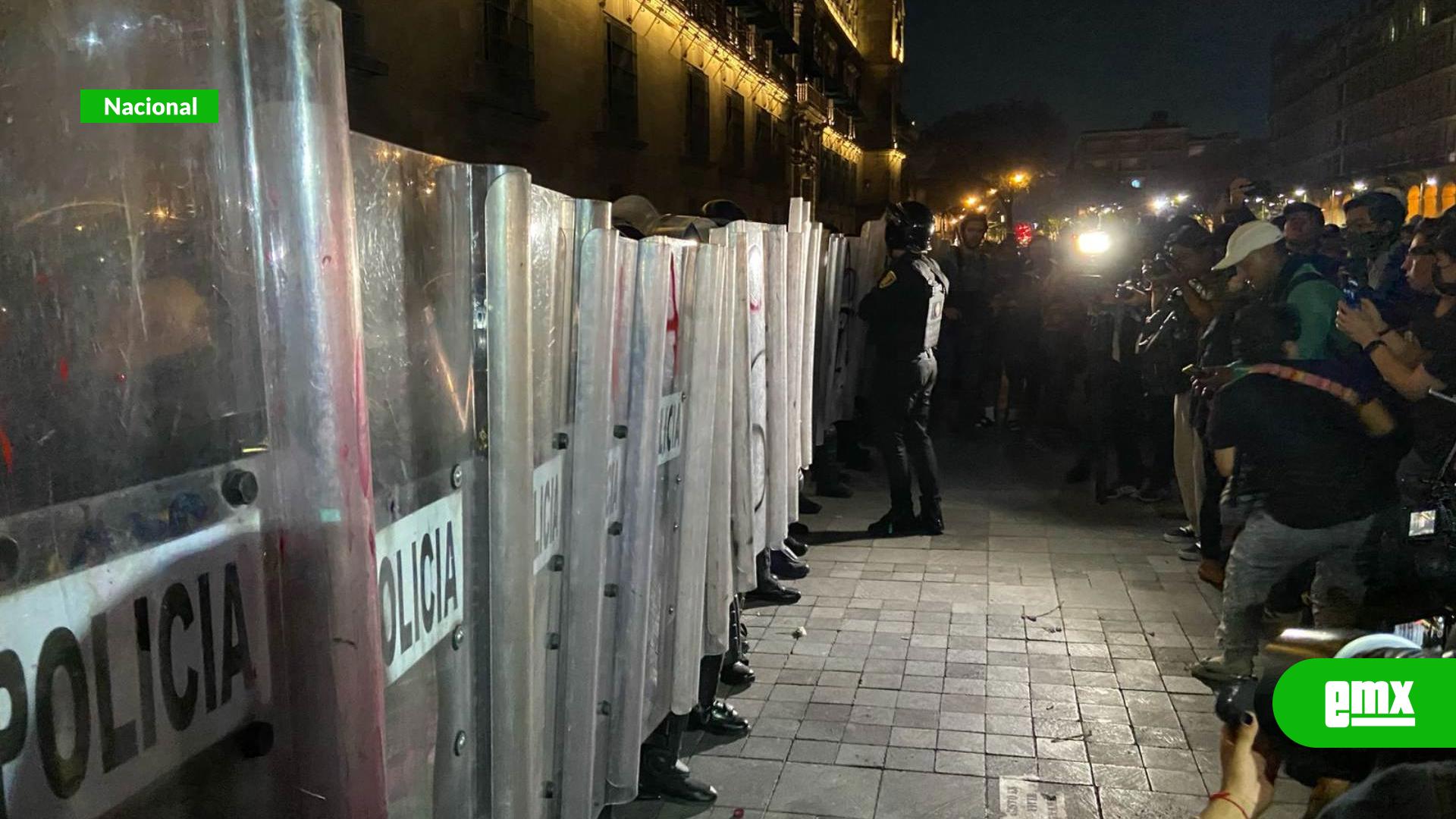 EMX-Se-enfrentan-policías-y-manifestantes-frente-a-Palacio-Nacional-durante-vigilia-por-Teuchitlán