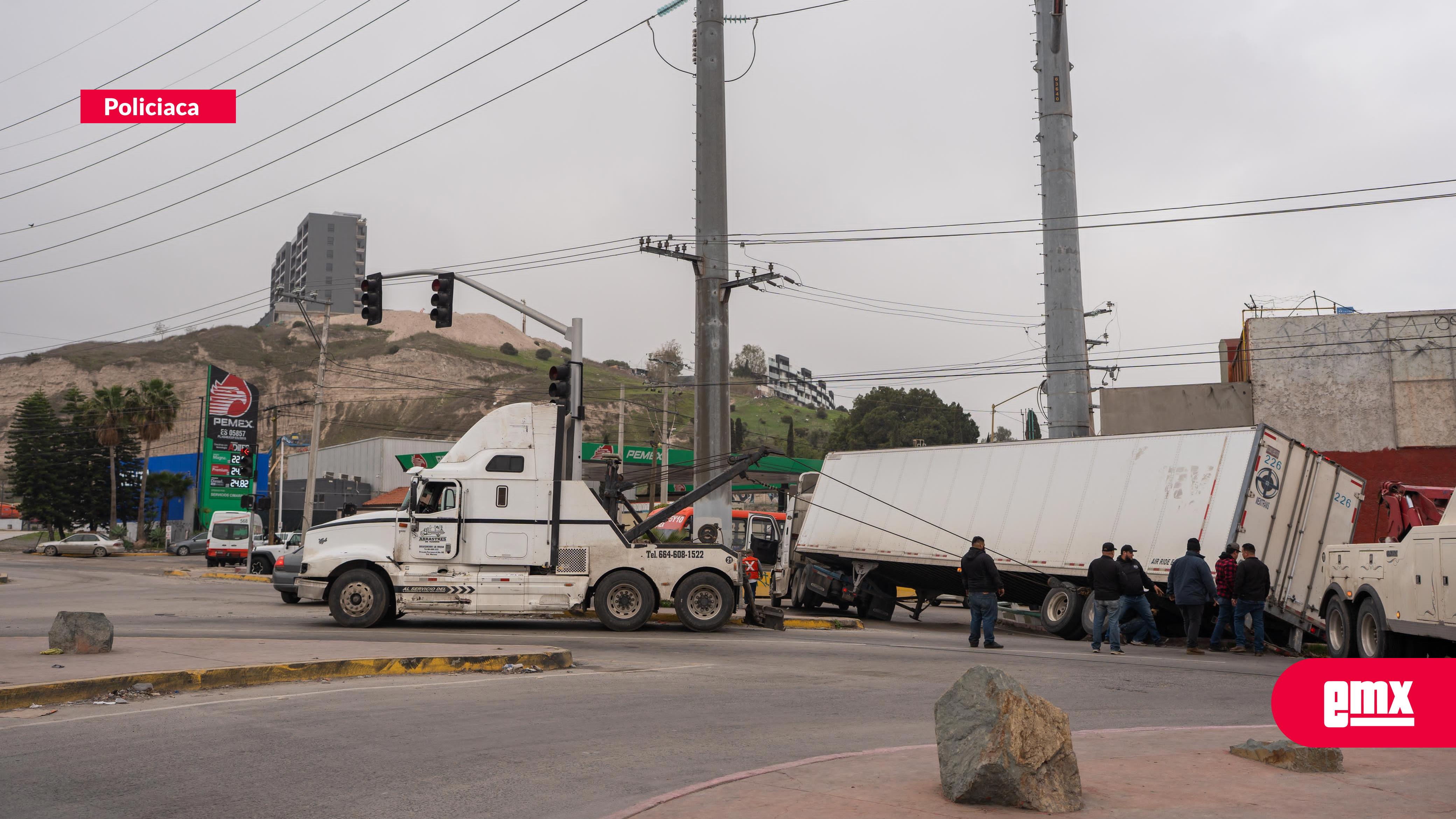 EMX-Tráiler queda atascado en el bulevar Rosas Magallón