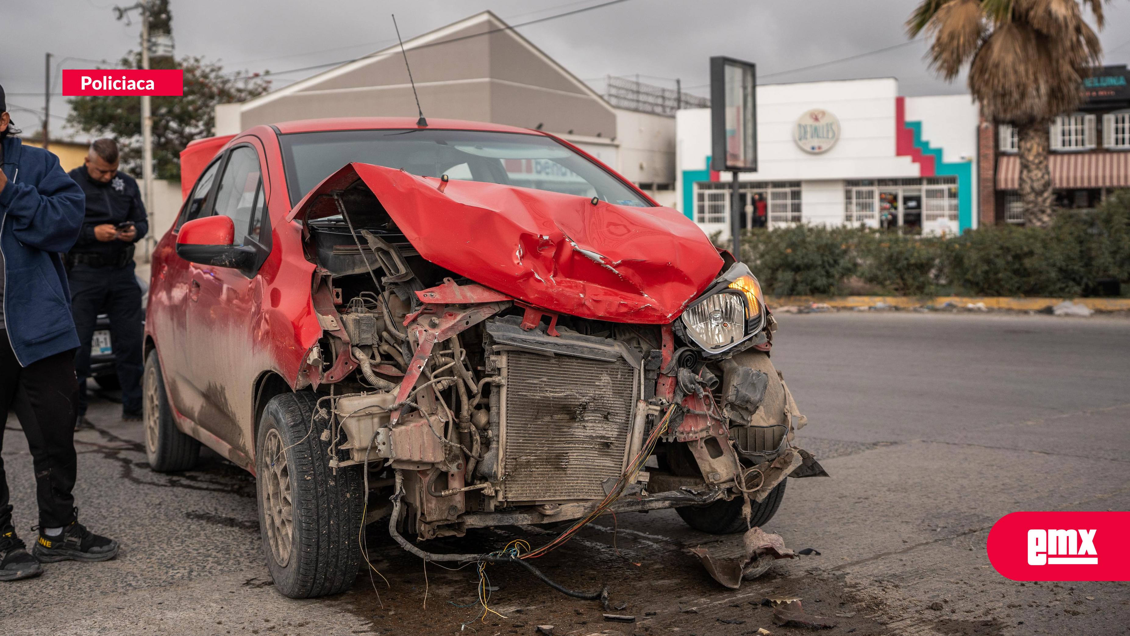 EMX-Aparatoso-accidente-en-el-bulevar-Simón-Bolívar;-conductor-resulta-ileso