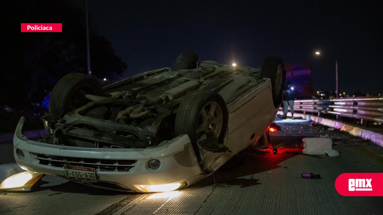 EMX-Auto vuelca en el bulevar Cuauhtémoc Norte