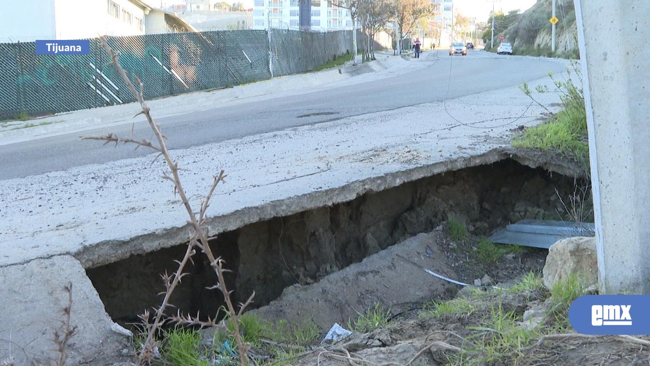 EMX-Preocupa socavón a residentes de Playas de Tijuana  