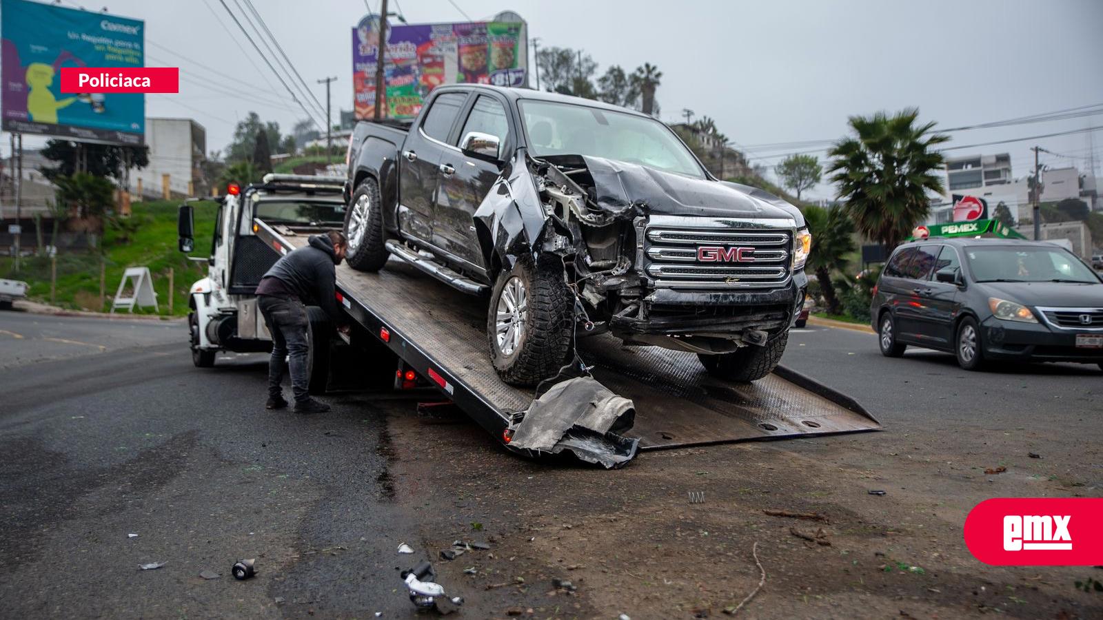 EMX-Camioneta termina volcada sobre el bulevar Fundadores