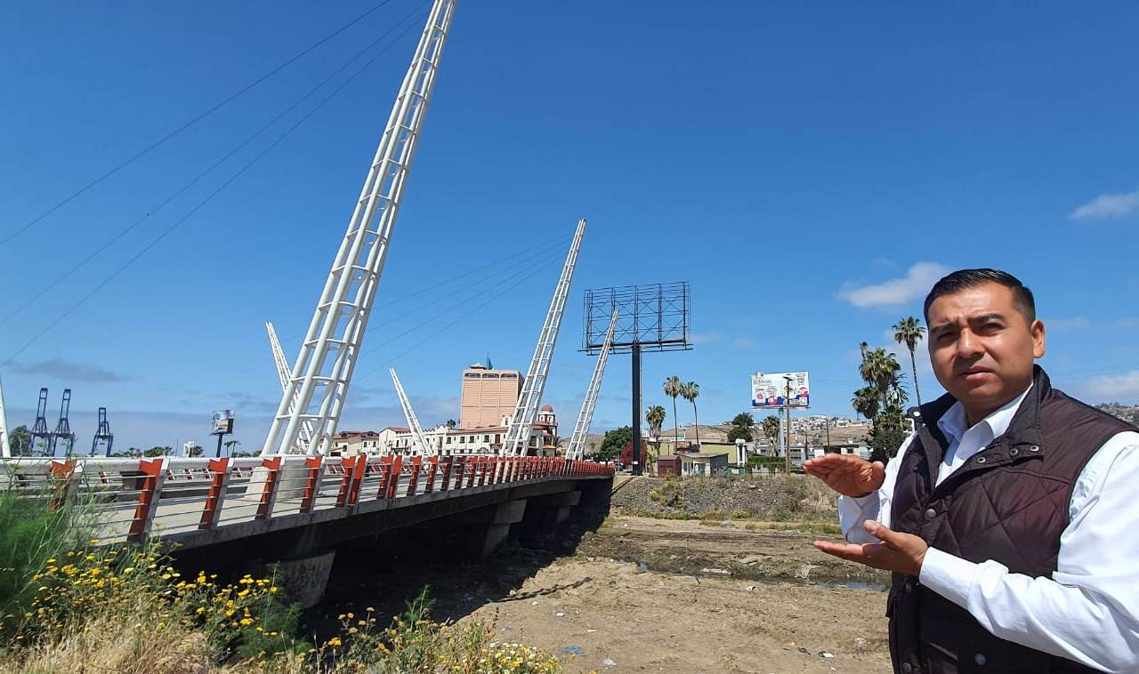EMX-Revisan constructores puentes de Ensenada