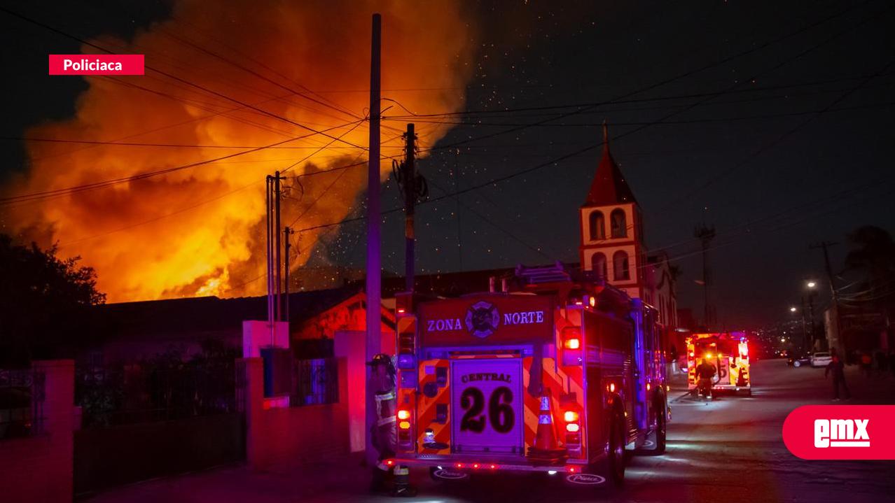 EMX-Fuego-consume-casa-donde-almacenaba-llantas-en-la-colonia-Aeropuerto