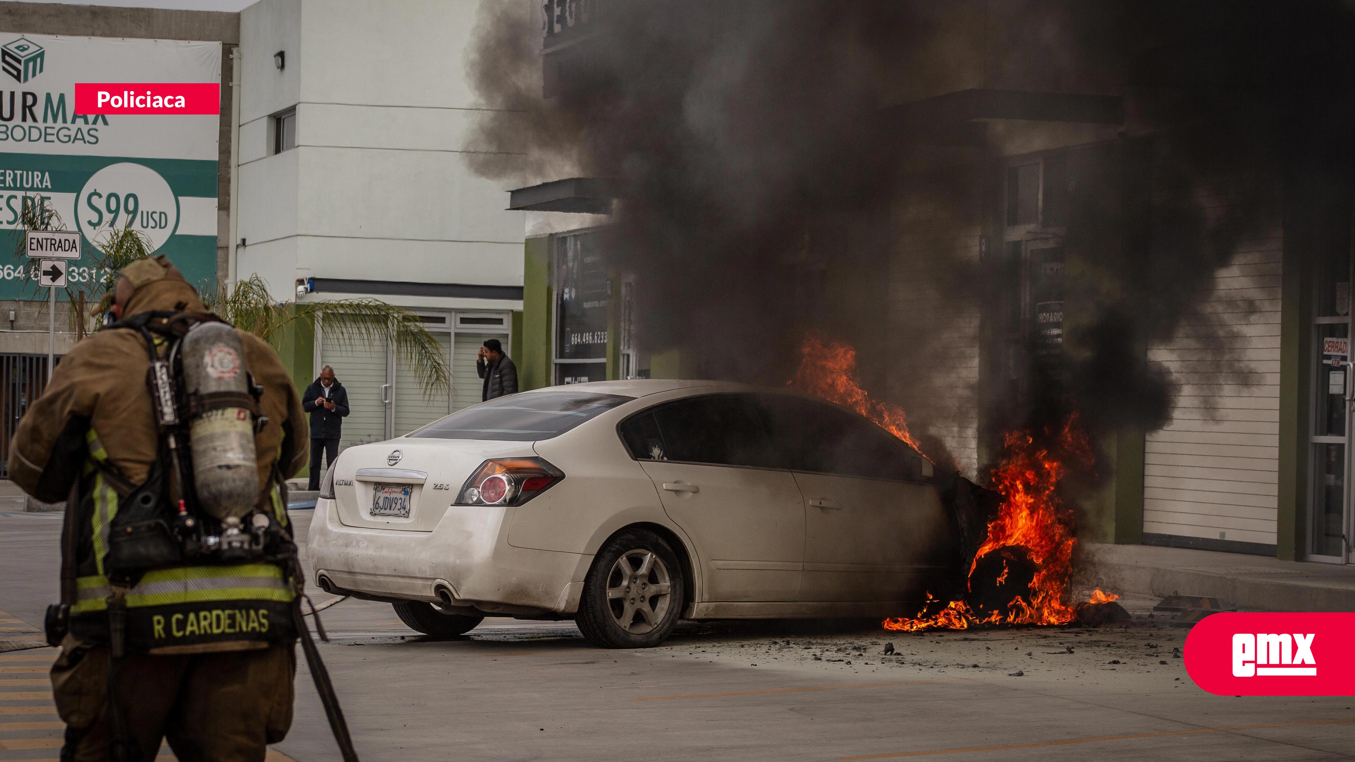 EMX-Vehículo-se-incendia-en-plaza-comercial-de-la-vía-rápida;-ciudadanos-intentan-sofocarlo