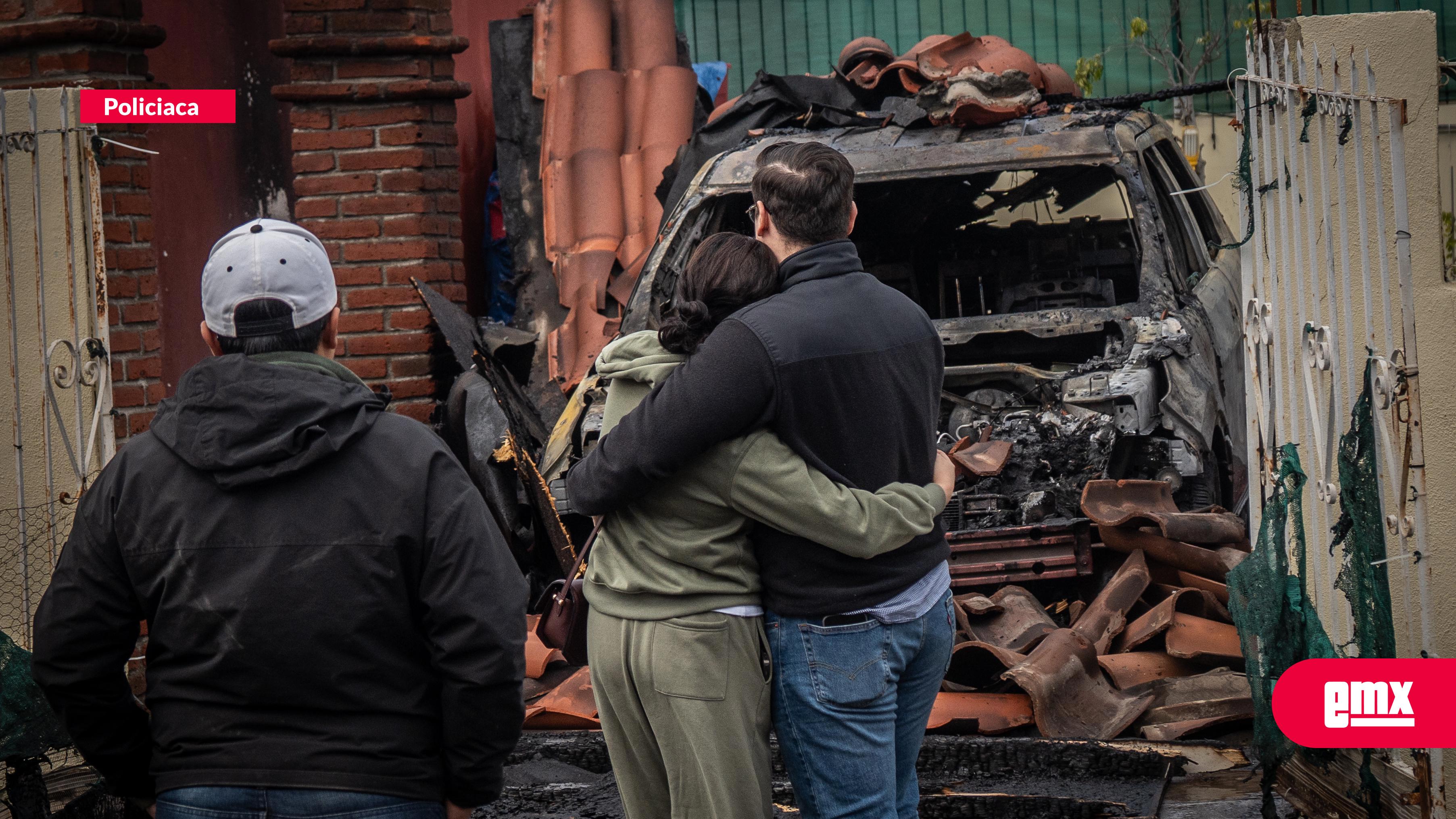 EMX-Familia pierde su vehículo al terminar en llamas cuando se encontraba estacionado en su cochera
