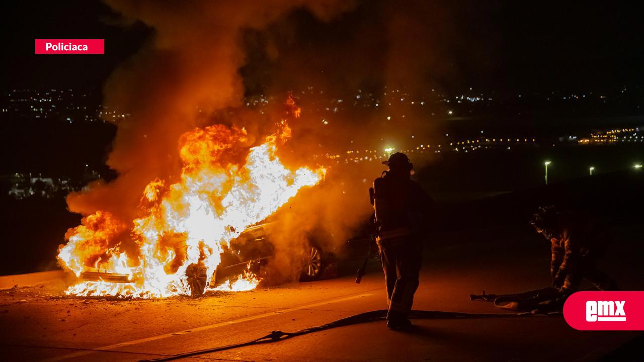 EMX-Automóvil-se-incendia-en-la-Avenida-Internacional