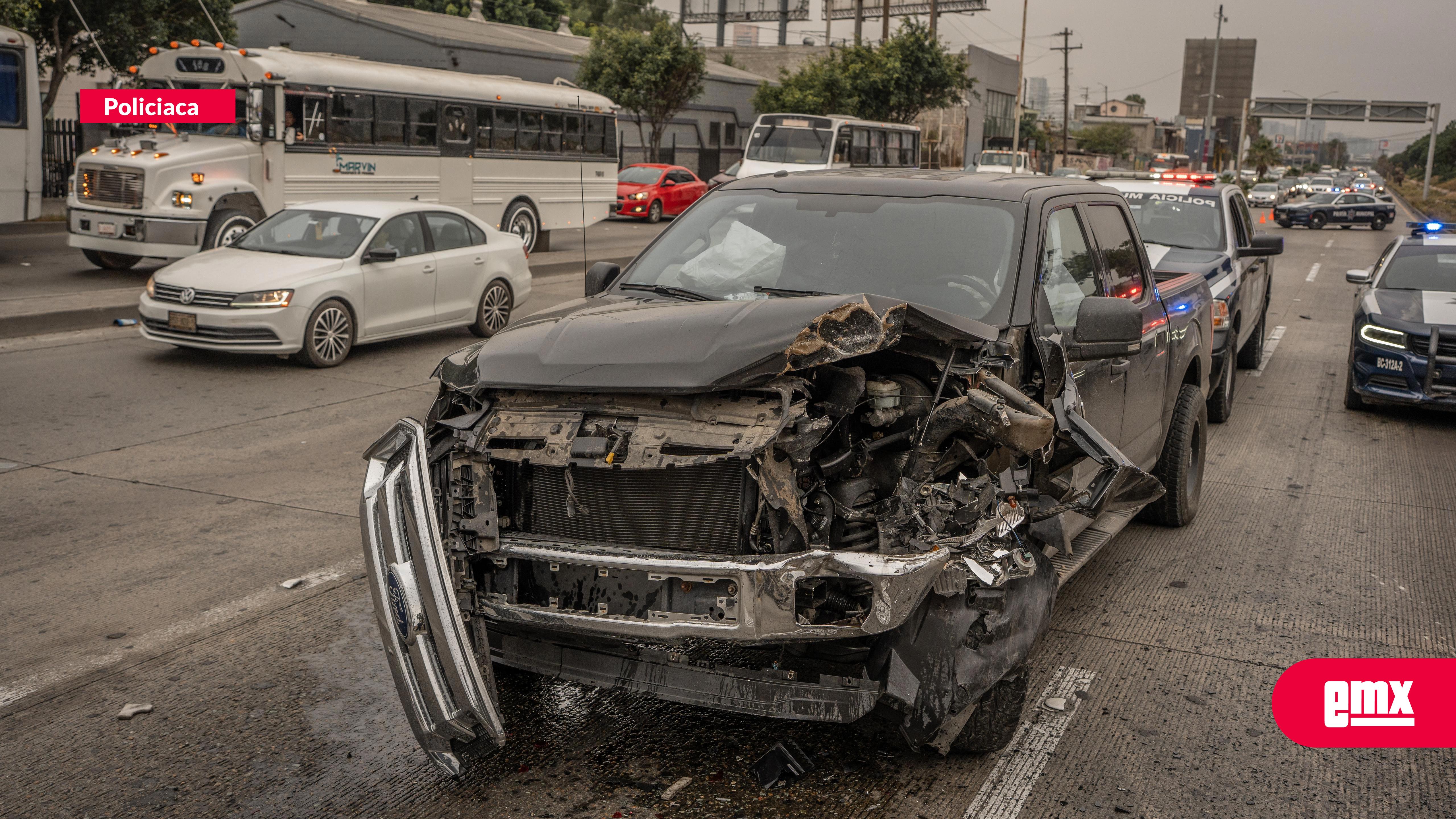 EMX-Carambola-en-la-Vía-Rápida-Poniente-por-llanta-abandonada-deja-varios-vehículos-dañados