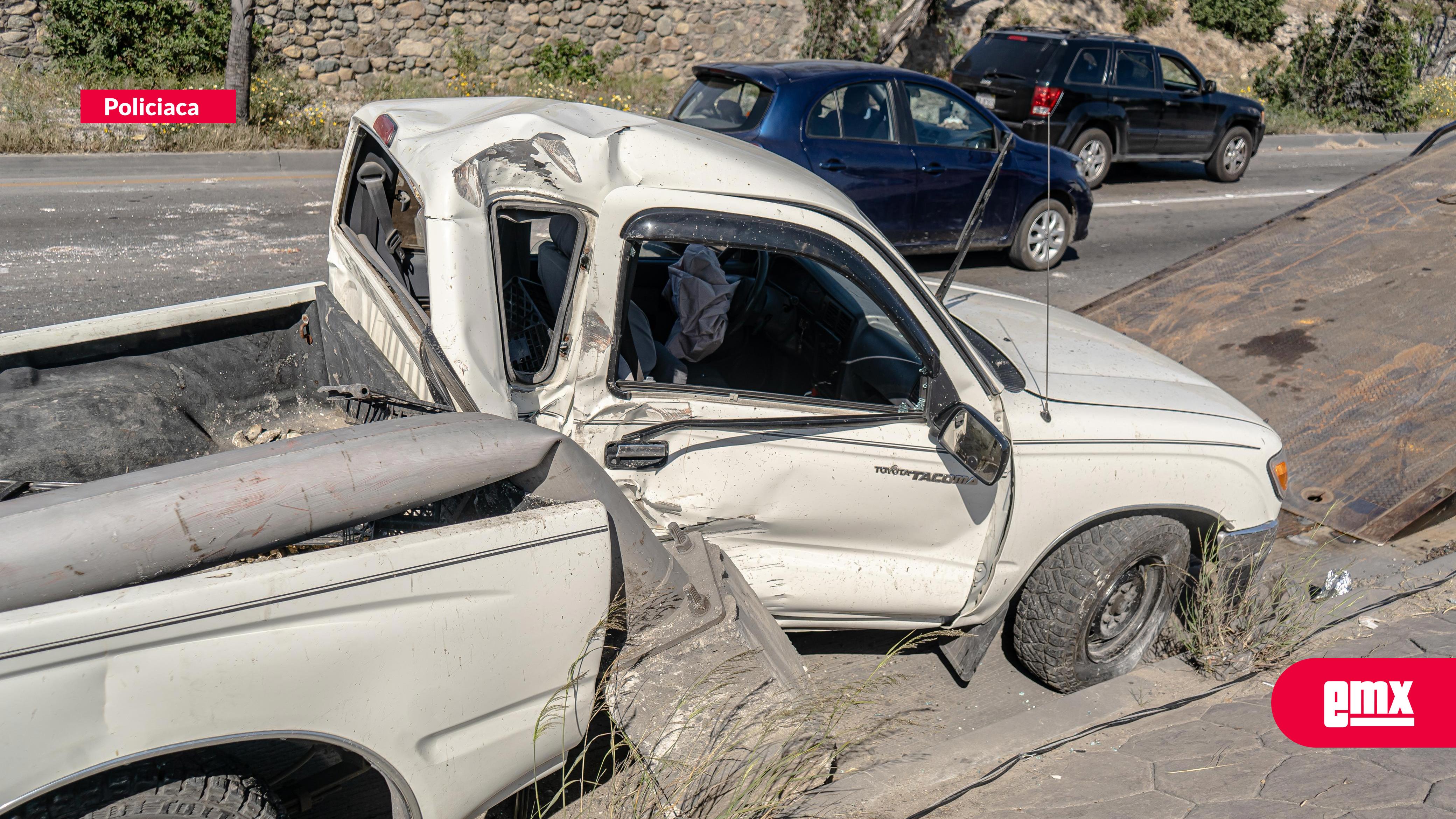 EMX-Camioneta-se-impacta-contra-poste-de-alumbrado-público-en-la-Vía-Rápida-Poniente