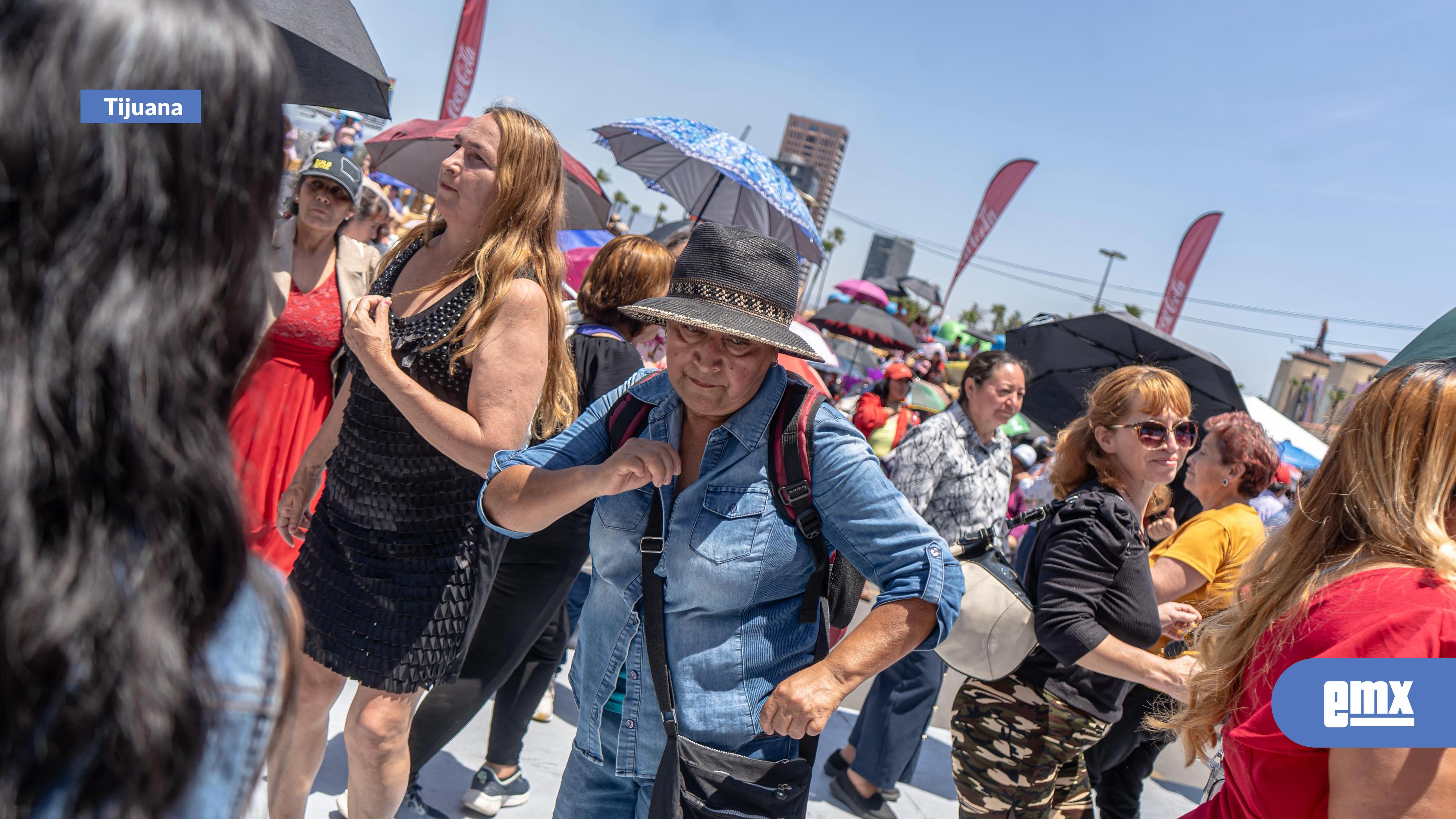 EMX-Celebran-el-Día-de-la-Madres-en-el-Hipódromo-de-Tijuana,-con-regalos-y-muchas-sorpresas