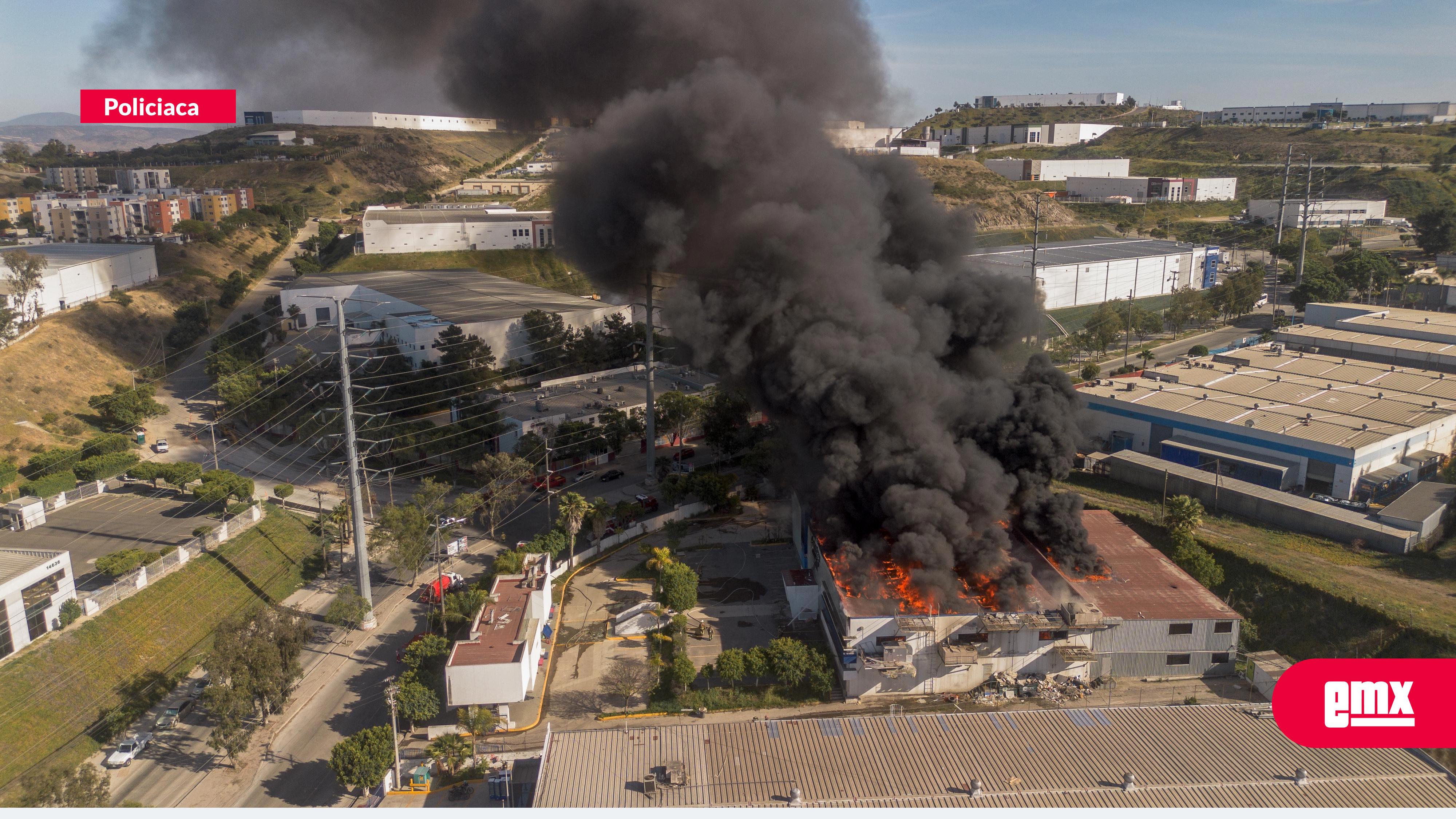 EMX-Incendio-consume-fábrica-abandonada-en-el-Parque-Industrial-El-Pacífico