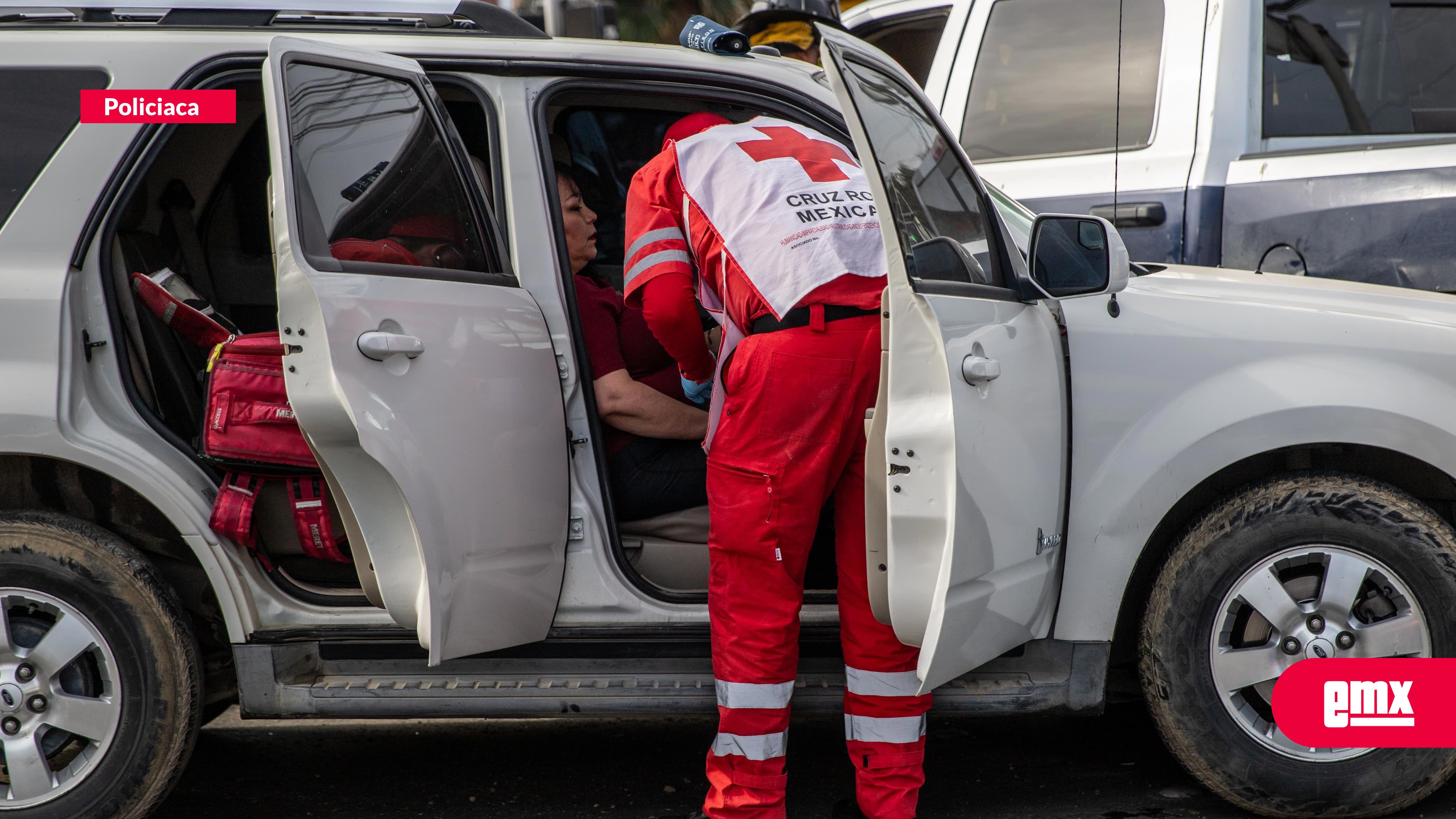 EMX-Conductora-choca-contra-un-vehículo-y-un-patrulla-de-la-Policía-Municipal