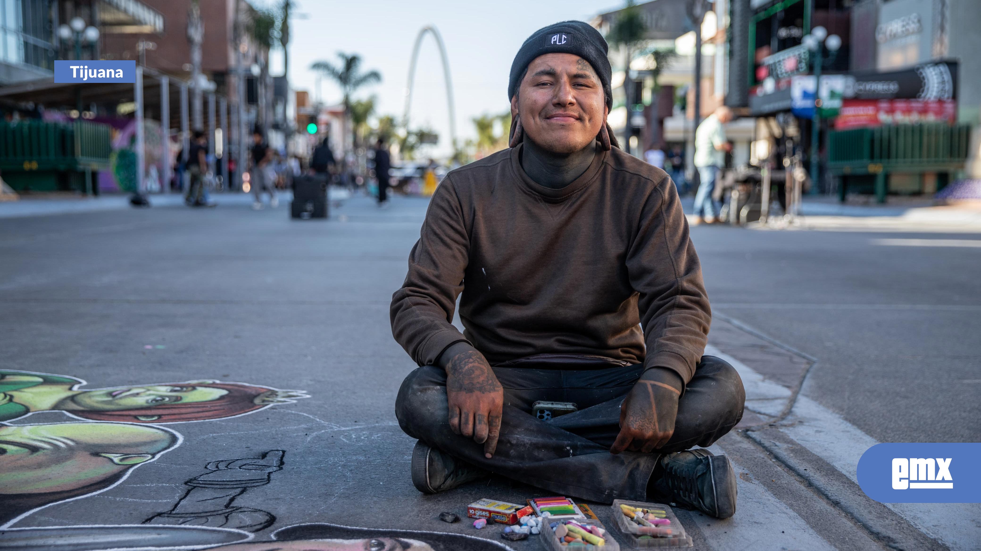 EMX-Naitoreido-decora-la-Avenida-Revolución-con-su-arte-en-gis