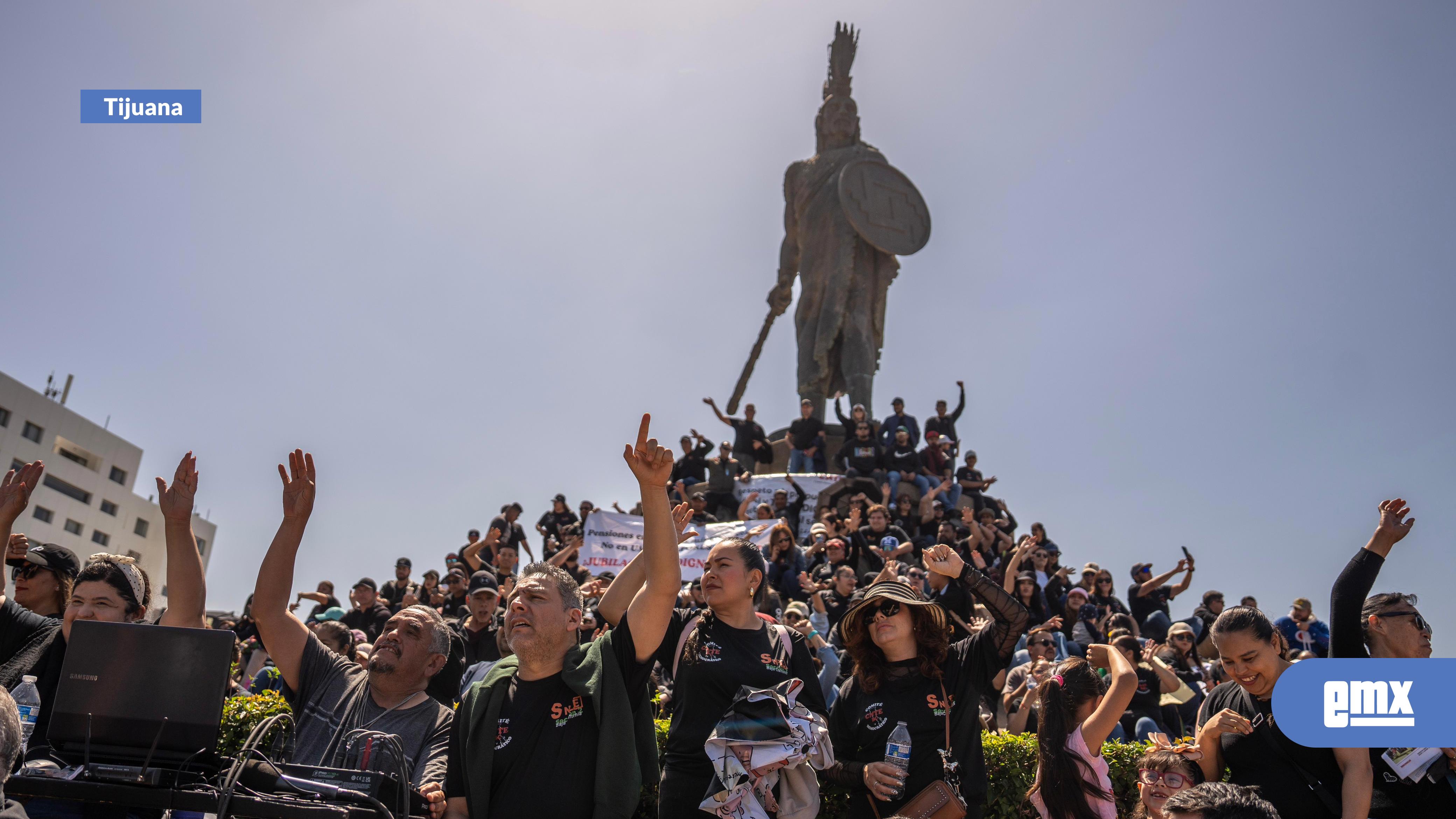 EMX-“Hoy-no-es-día-de-fiesta,-es-de-lucha-y-de-protesta”;-marchan-maestros-en-su-día