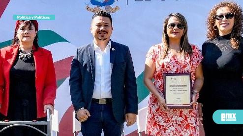 EMX-DÍA-DEL-MAESTRO...Reconocieron-a-maestros-en-su-día,-con-entrega-de-placas