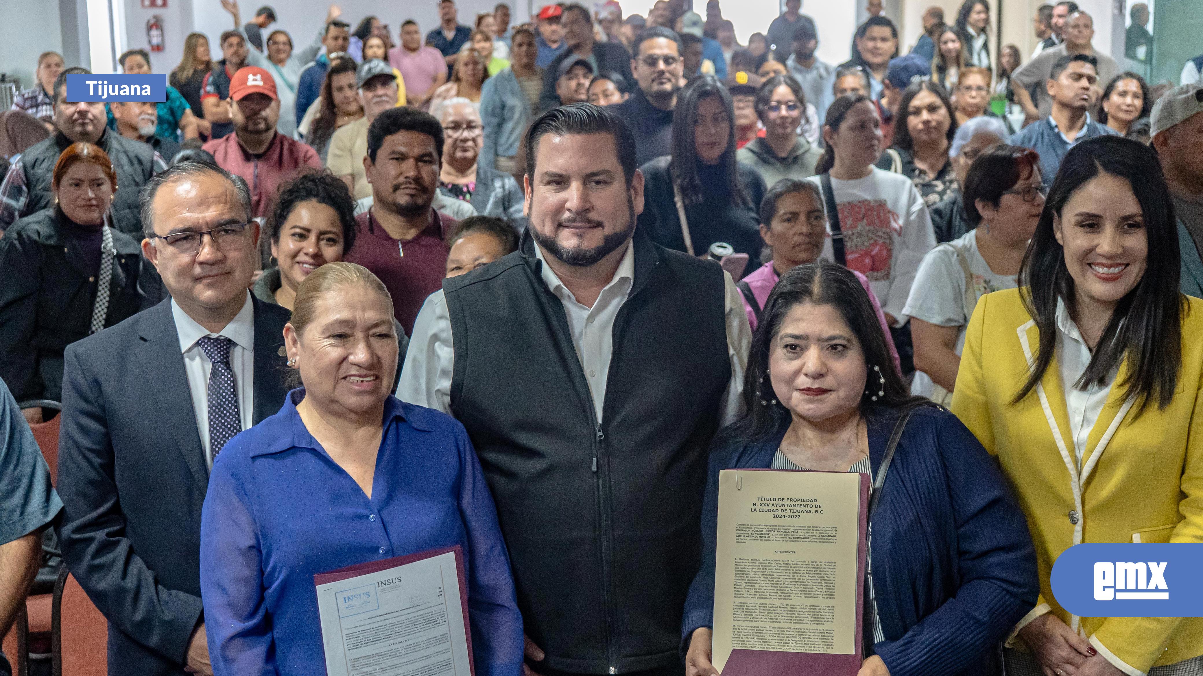 EMX-Entregan-80-títulos-de-propiedad-a-familias-en-Tijuana