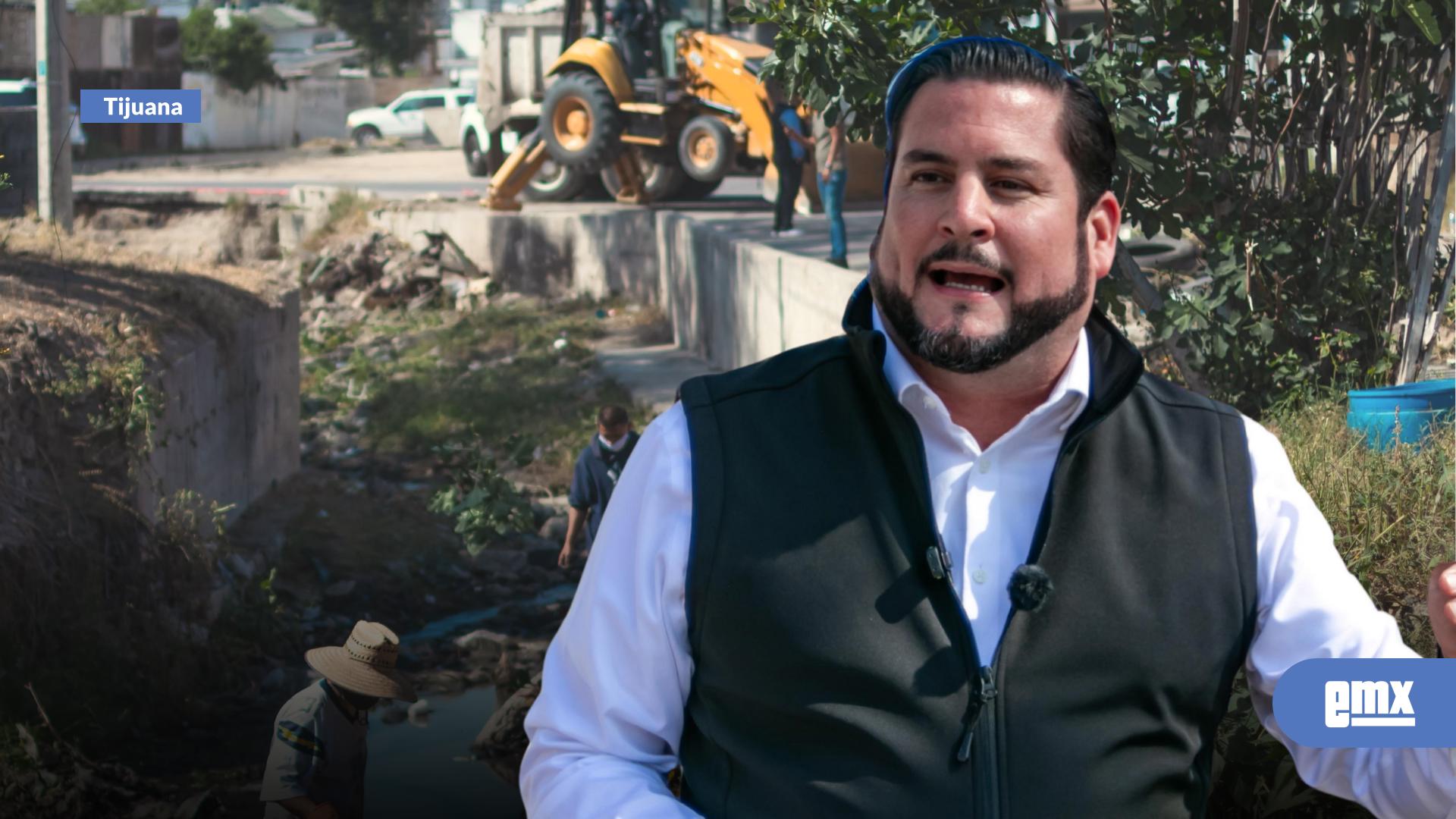 EMX-Supervisa-Ismael-Burgueño-trabajos-de-limpieza-de-canal-pluvial-y-parque-en-el-Mariano-Matamoros