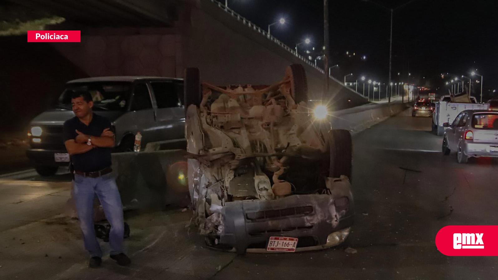 EMX-Volcadura-en-bulevar-Alberto-Limón-Padilla;-camioneta-choca-contra-muro-de-contención