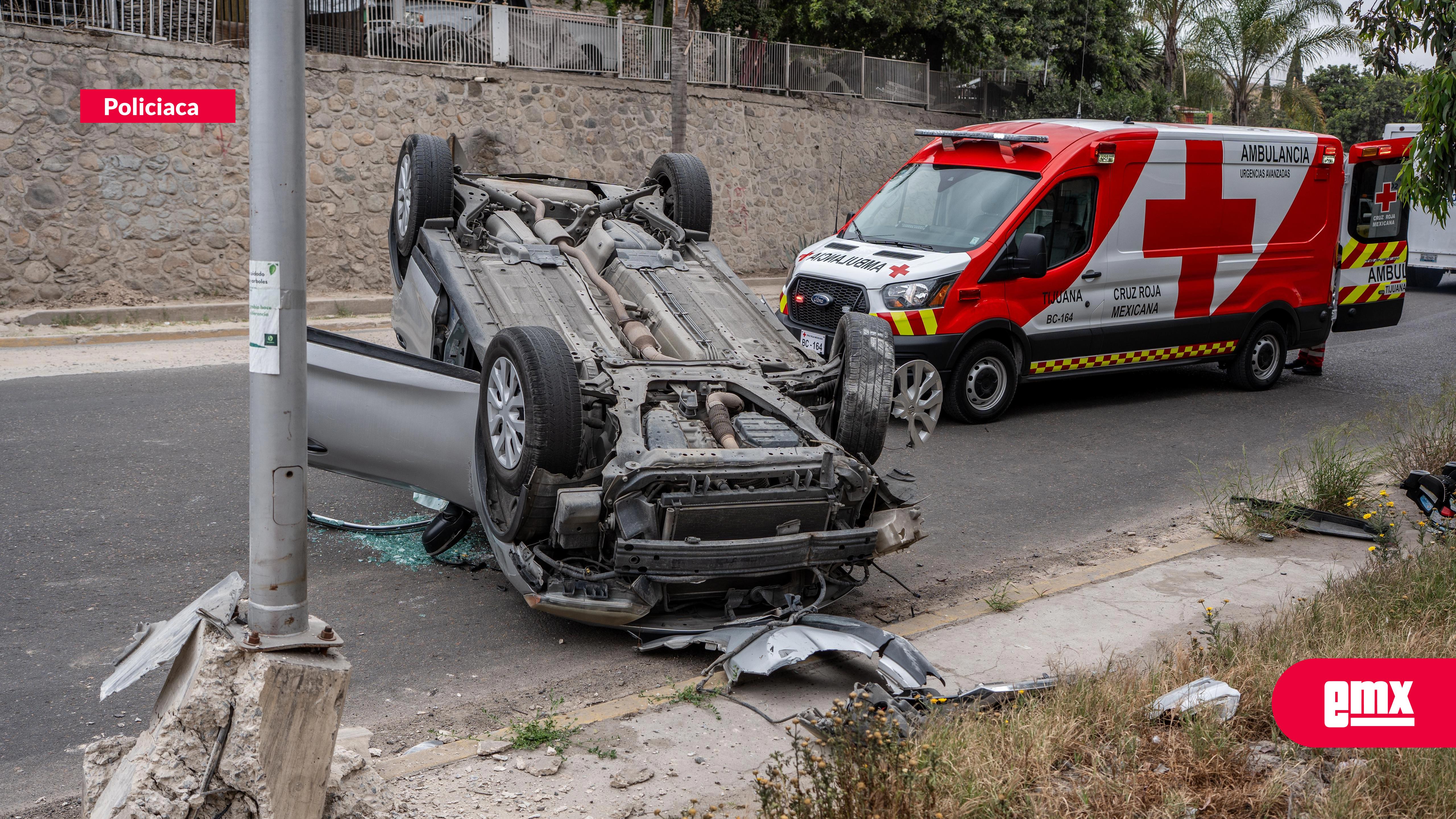 EMX-Mujer-y-menor-de-4-años-sufren-volcadura-en-la-colonia-Emperadores