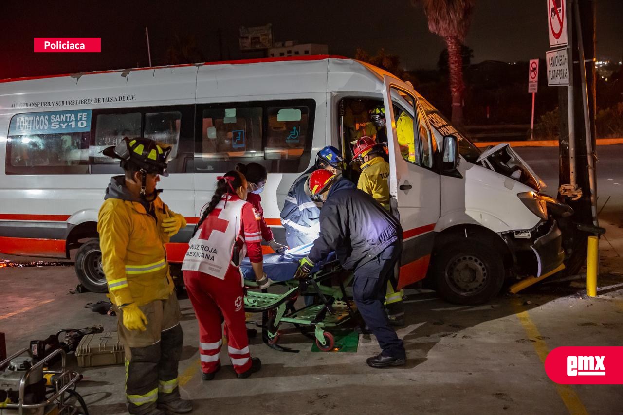 EMX-Conductor-de-transporte-público-choca-contra-poste-en-el-bulevar-Fundadores
